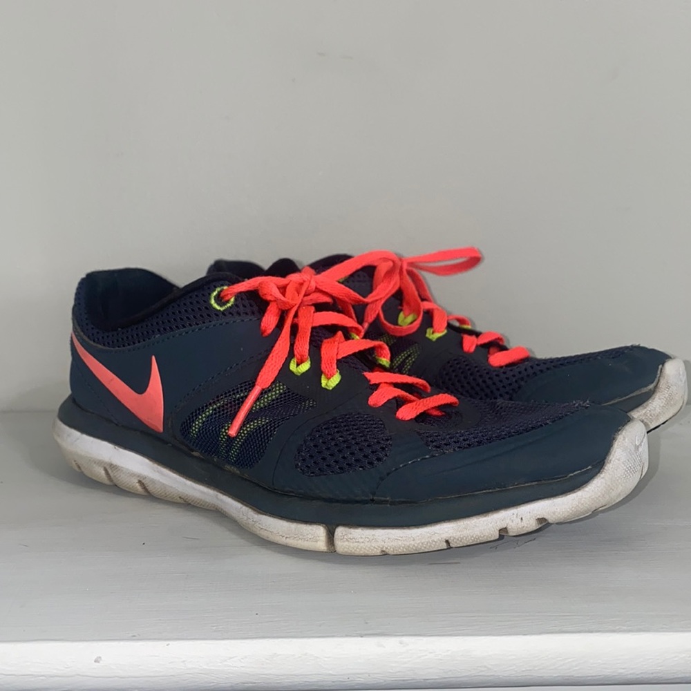 Nike Flex2014 Run Grey Running Shoes Women’s 6 Grey shoes hot pink lime accent.